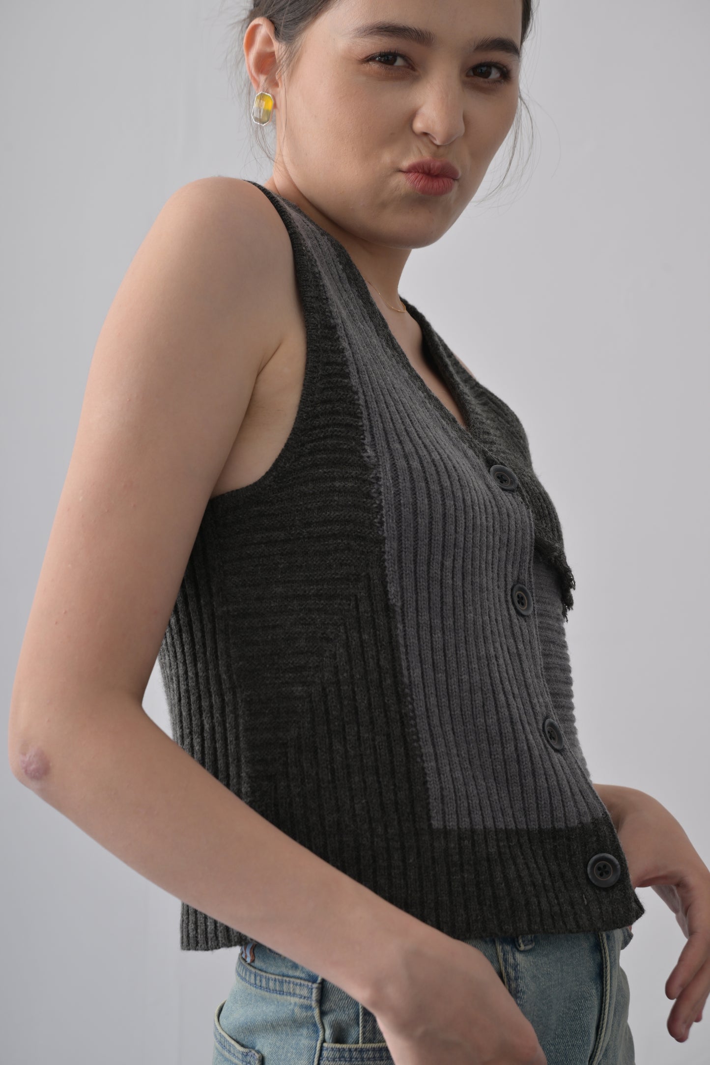 羊毛混紡不規則拼色冷背心 Wool-blend Fringed Contrast Rib-knit Vest