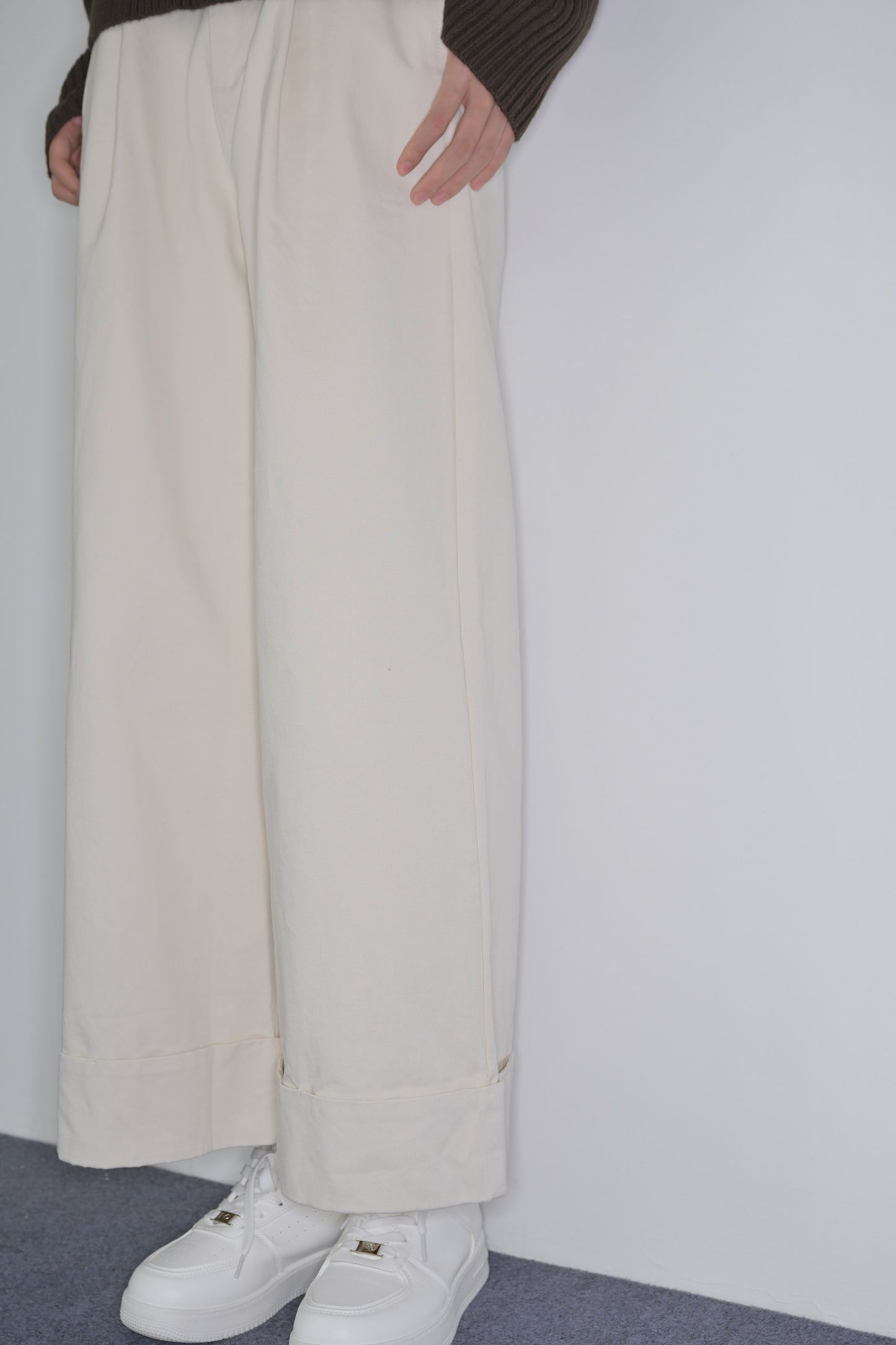 百搭純棉闊腿摺腳褲 Relaxed Wide-Leg Twill Trousers