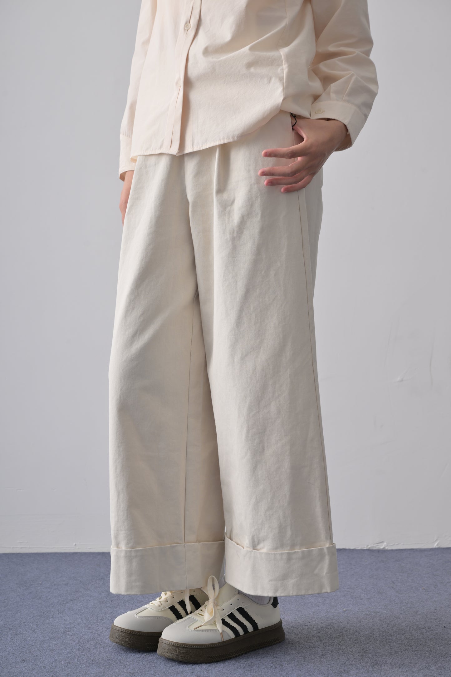 百搭純棉闊腿摺腳褲 Relaxed Wide-Leg Twill Trousers