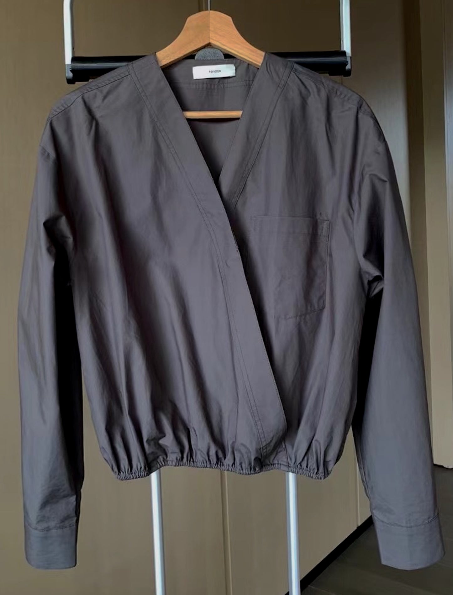 若隱鎖骨短款交疊恤衫 Wrap-It-Up Elastic Waist Shirt